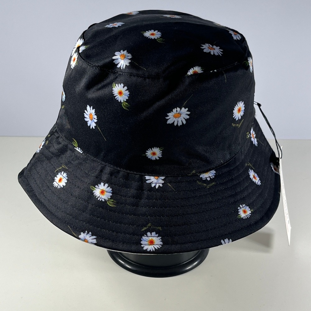 Alice + Olivia Fabfitfun Reversible Bucket Hat Black White Daisy Print‎